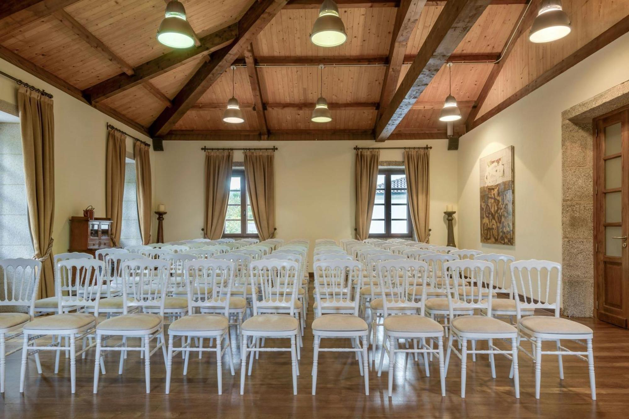 סנטיאגו דה קומפוסטלה Hotel Palacio Del Carmen, Autograph Collection מראה חיצוני תמונה The interior of the church