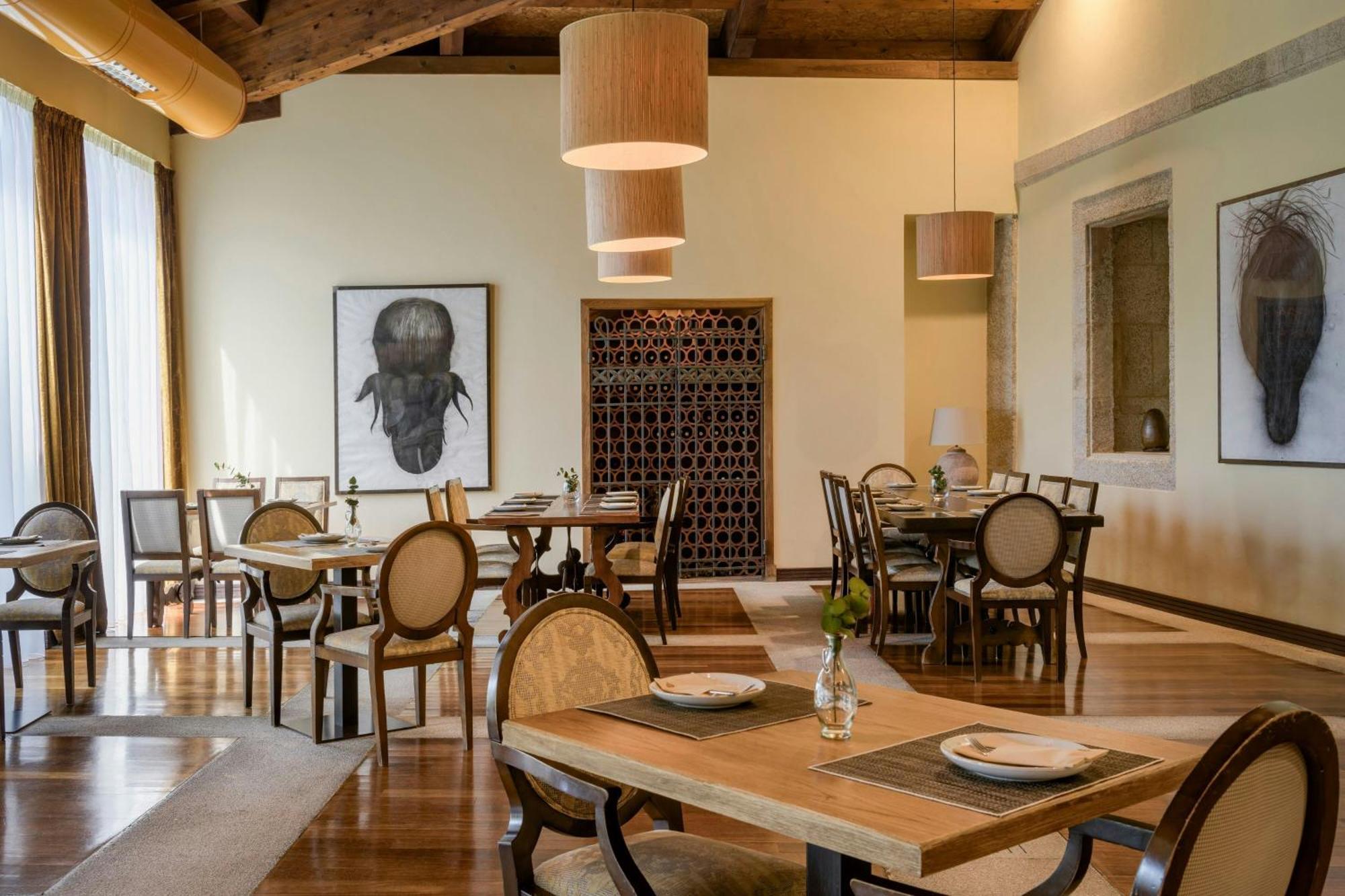 סנטיאגו דה קומפוסטלה Hotel Palacio Del Carmen, Autograph Collection מראה חיצוני תמונה The restaurant at the Four Seasons Hotel, Nairobi