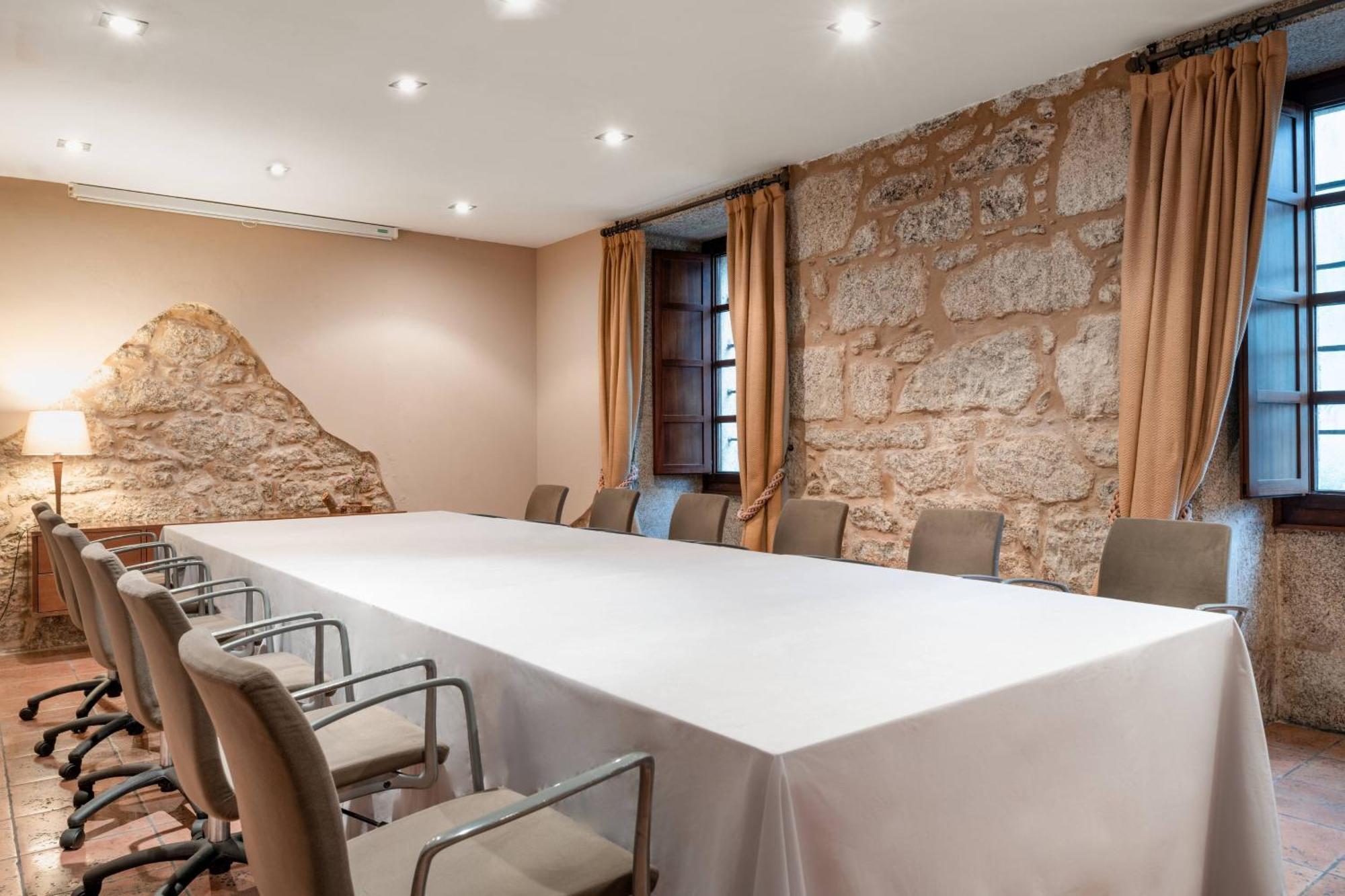 סנטיאגו דה קומפוסטלה Hotel Palacio Del Carmen, Autograph Collection מראה חיצוני תמונה Meeting room