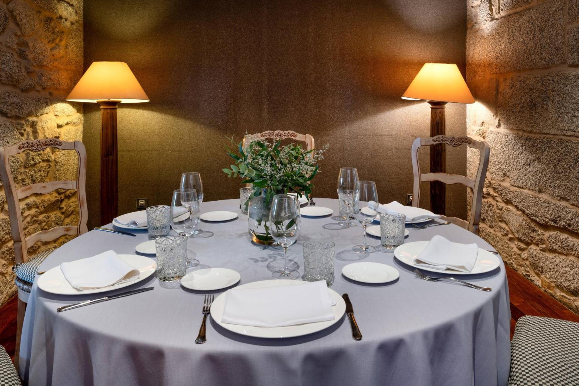 סנטיאגו דה קומפוסטלה Hotel Palacio Del Carmen, Autograph Collection מראה חיצוני תמונה A table set for a meal